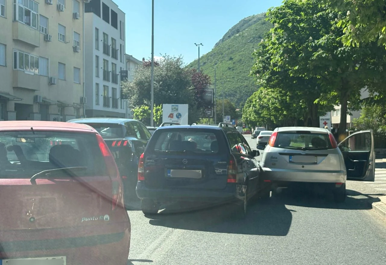 Jedna osoba ozlijeđena u sudaru četiri vozila na Bulevaru