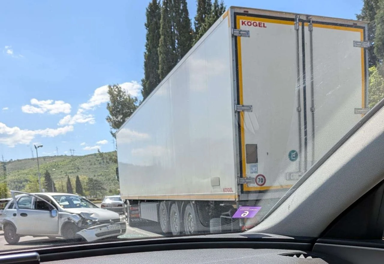 Sudar kamiona i automobila na Buni