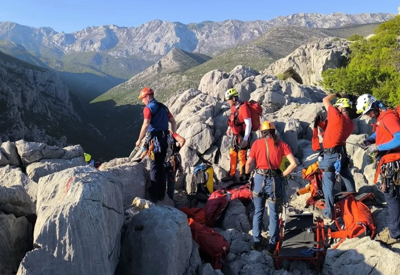 Spašen teško ozlijeđeni penjač, zaglavio na nepristupačnim stijenama