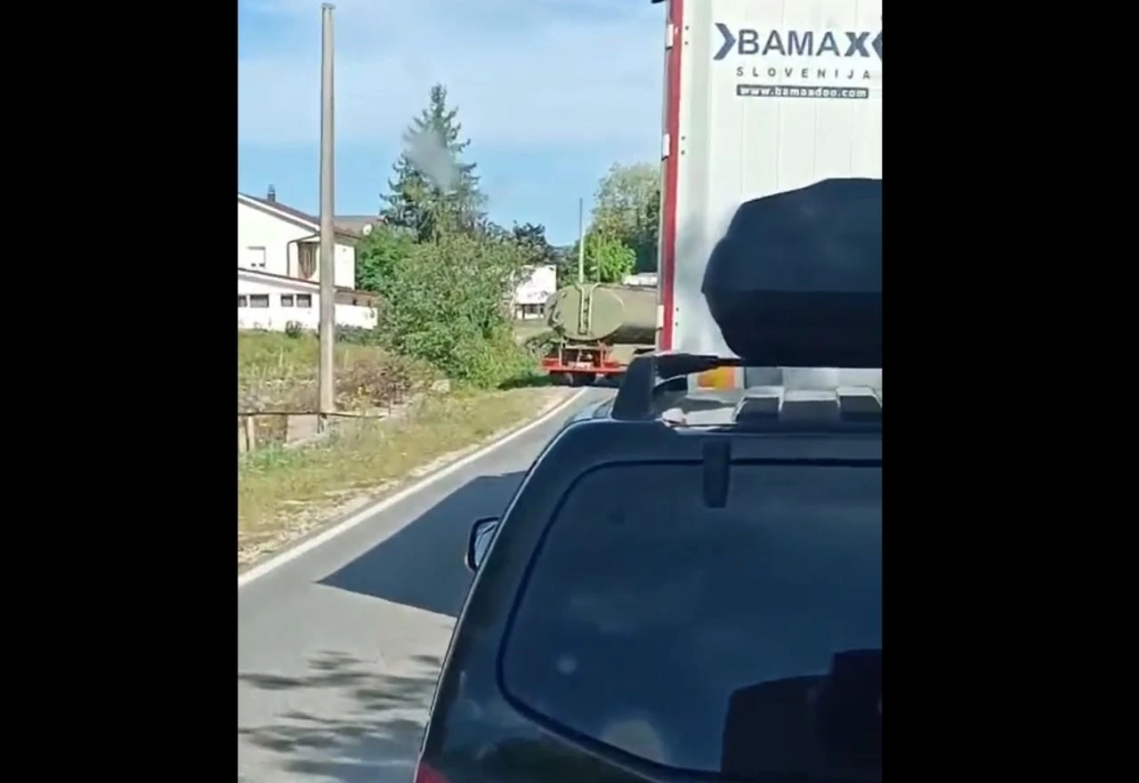 Kamion u kvaru blokirao promet kod Gruda