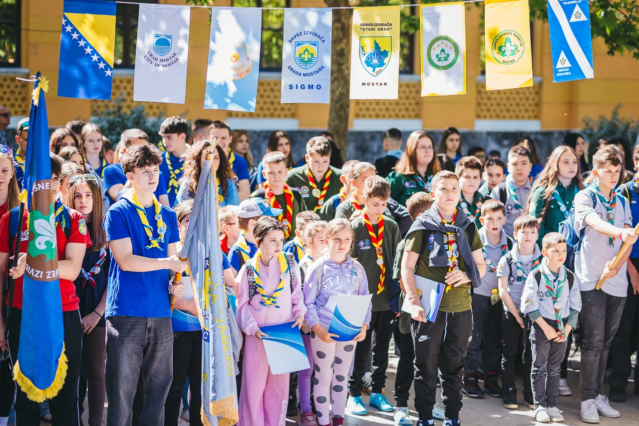 FOTO | 500 mladih izviđača krenulo ulicama Mostara u veliku avanturu