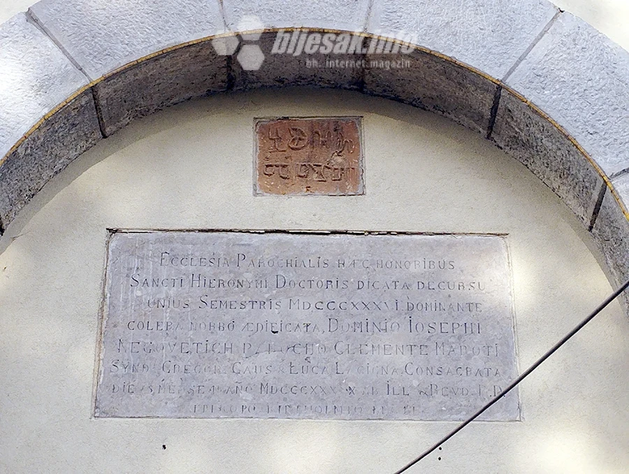 Ploča i glagoljski natpis iznad ulaza u župnu crkvu