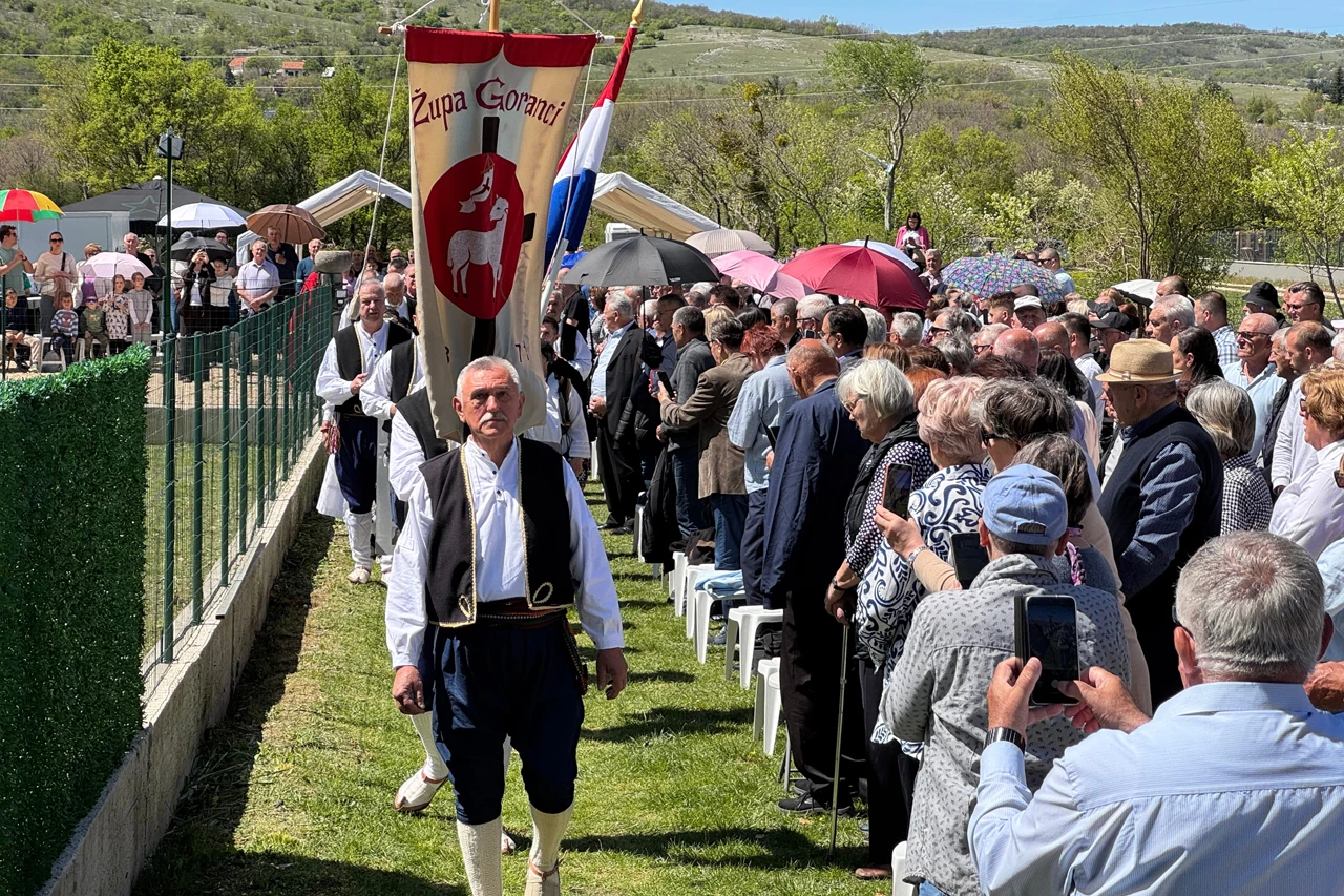 FOTO | Blagoslovljena kapelica i Gospin kip na prvom sjedištu župe u Gorancima
