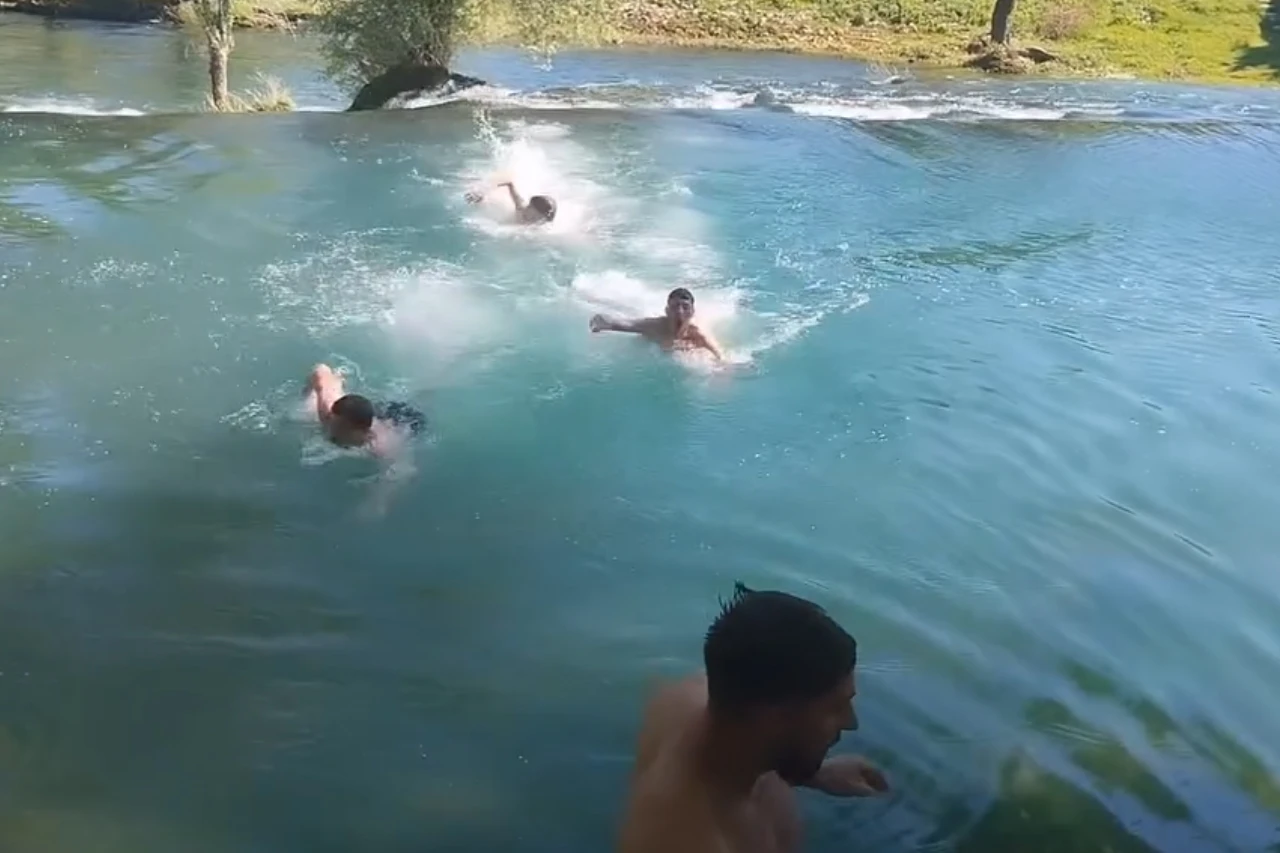Prvo domaći, onda gosti: Počela sezona kupanja na Čeveljuši.