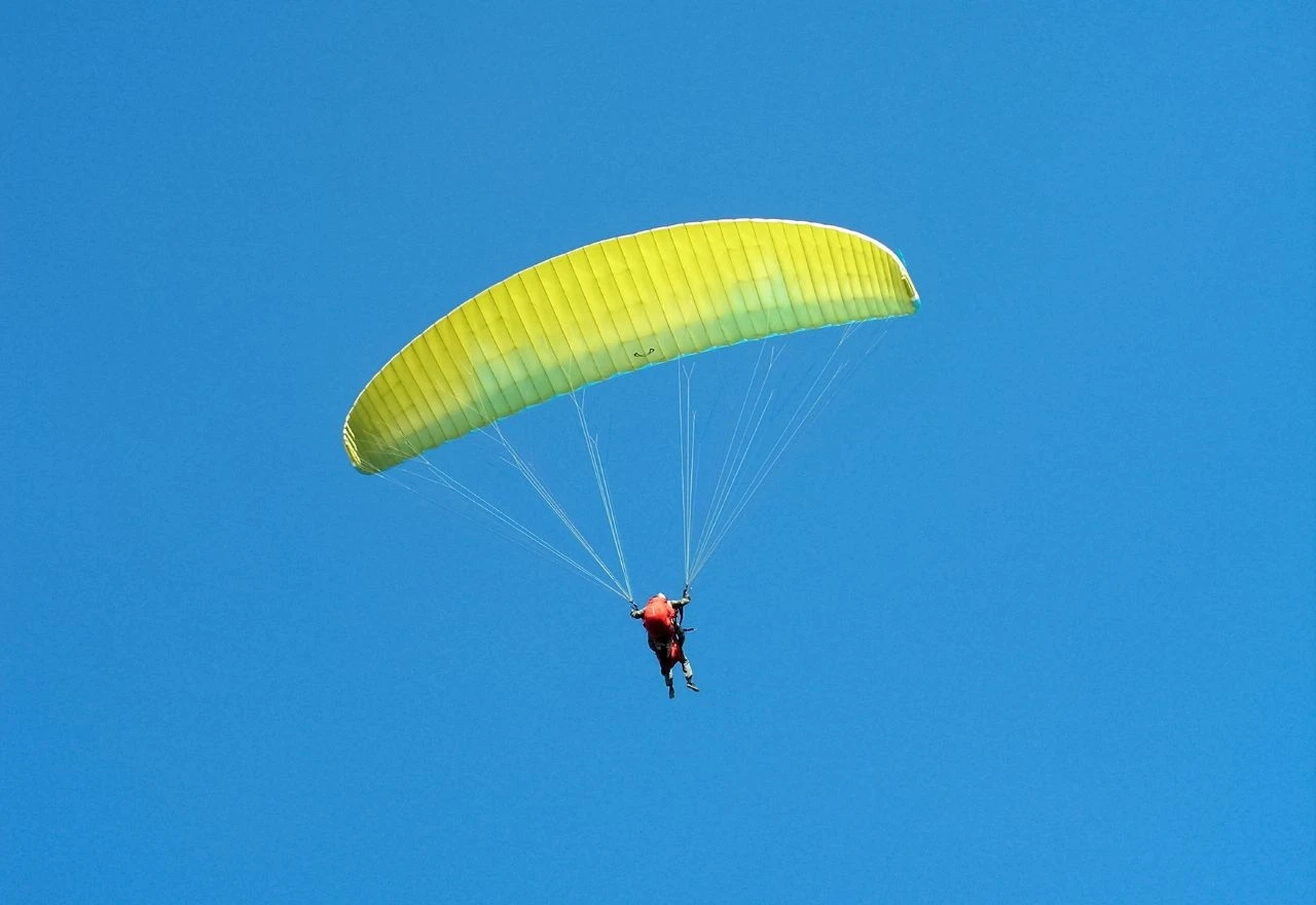 Spašen Britanac koji je pao s paraglajderom