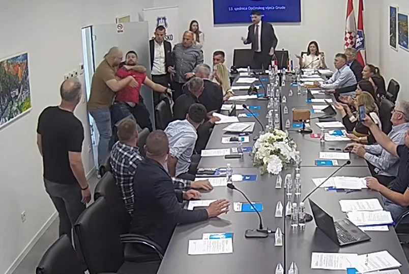 Sjednica u Grudama: Zastupnik htio na sjednicu, pa završio u potkošulji