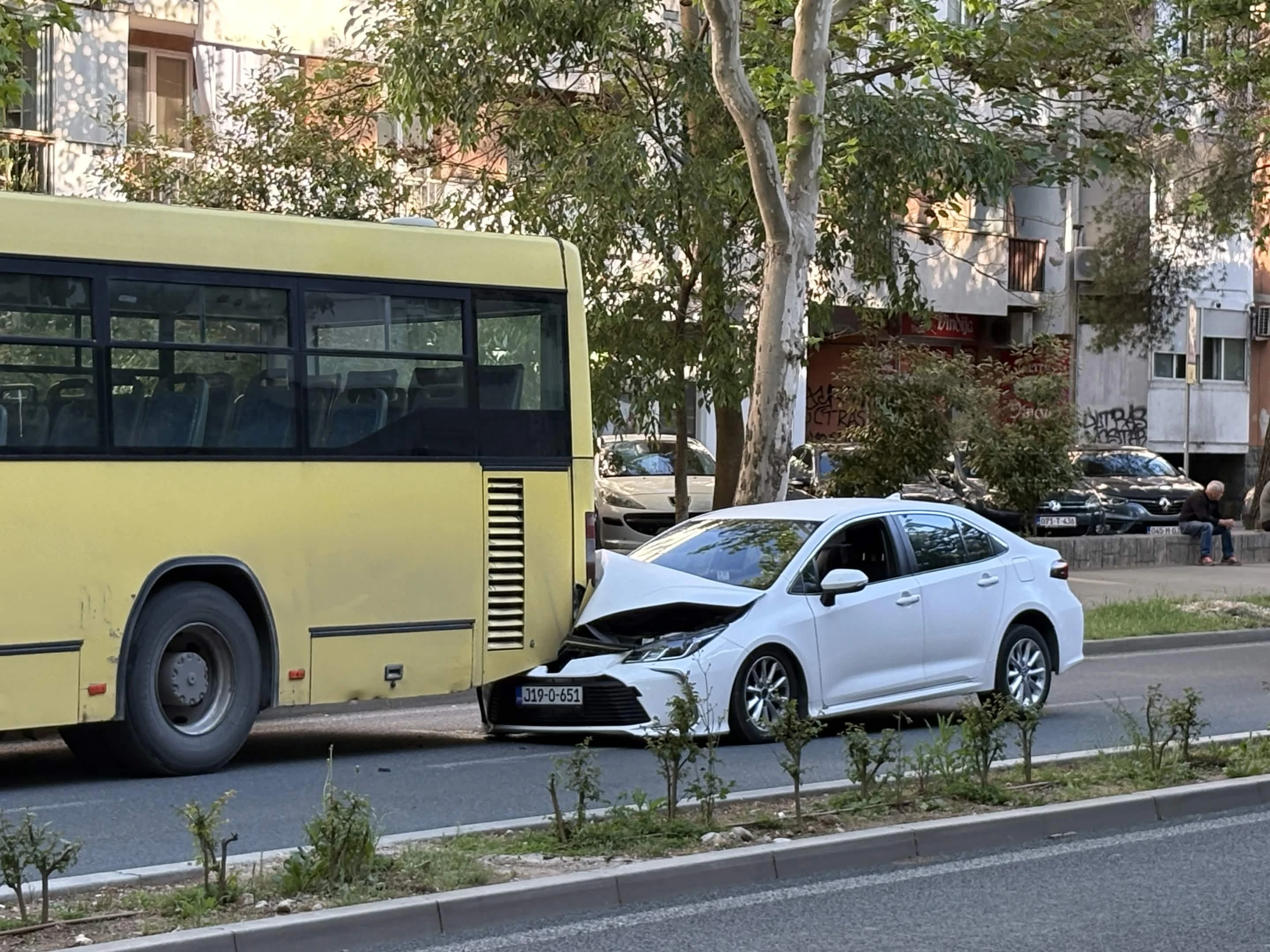 Automobilom podletio pod autobus na vrhu Avenije