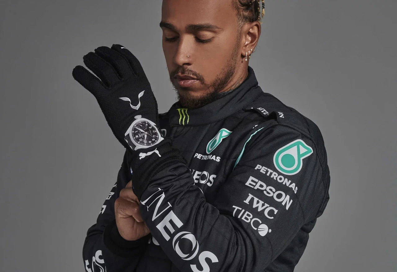Zašto vozači Formule 1 nose "nacrtane" satove na rukavicama?