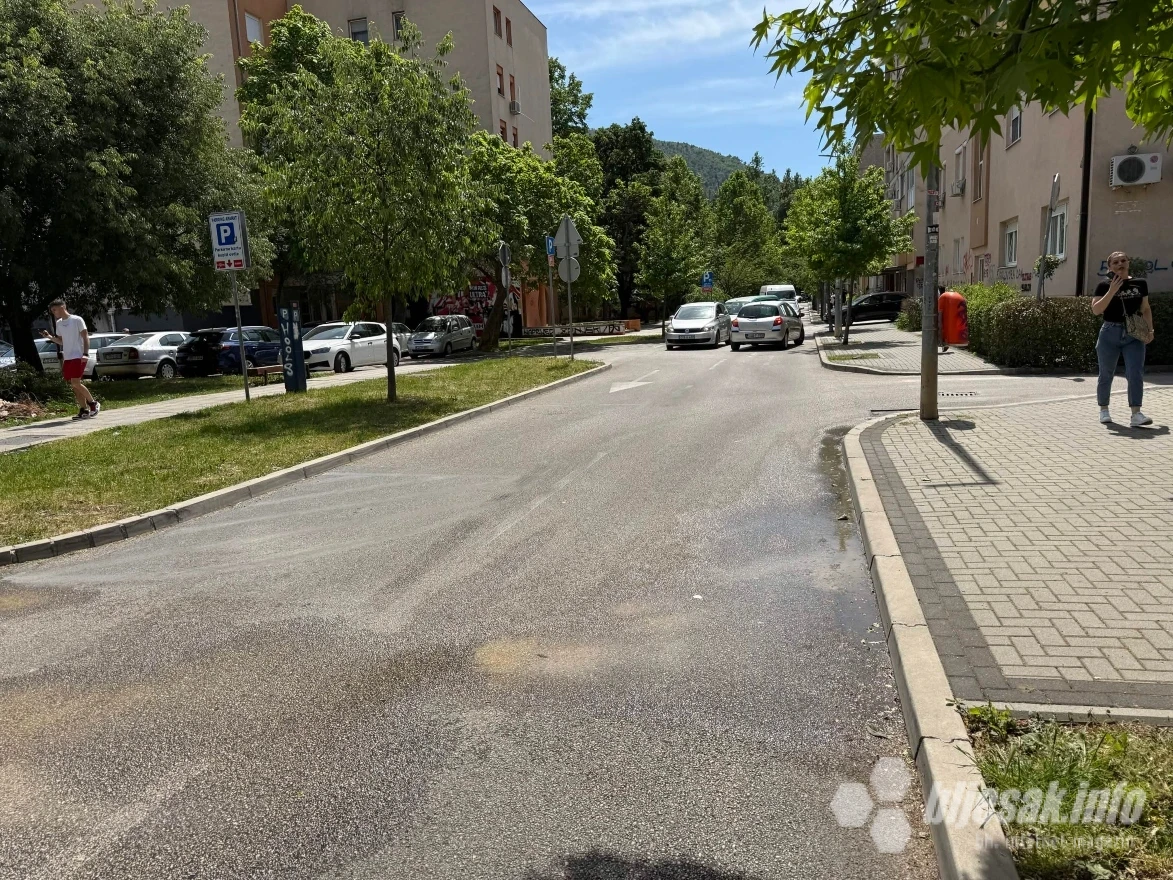 Voda izbija u Zagrebačkoj ulici
