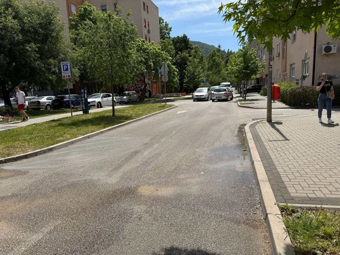 Voda izbija u Zagrebačkoj ulici