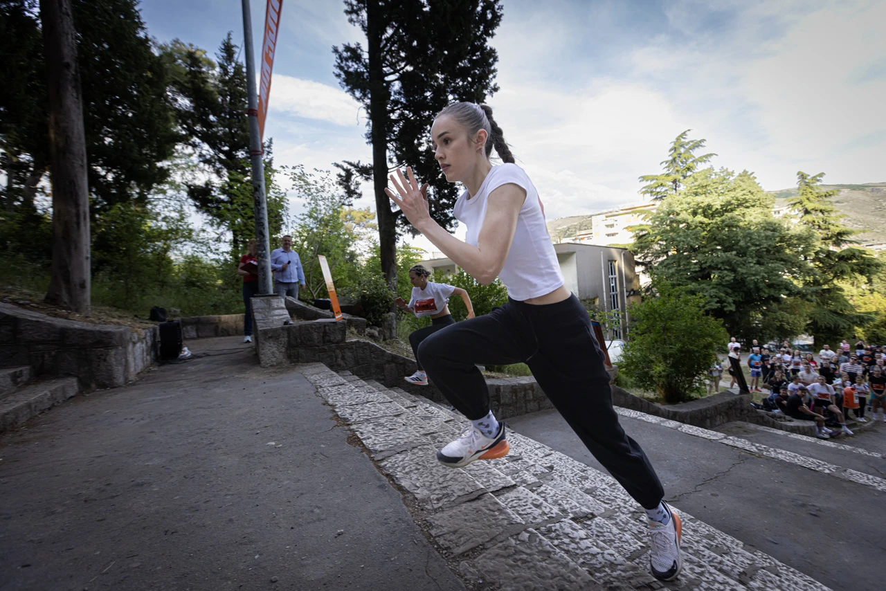 FOTO | Utrka uz Velike stepenice okupila više od 100 trkača