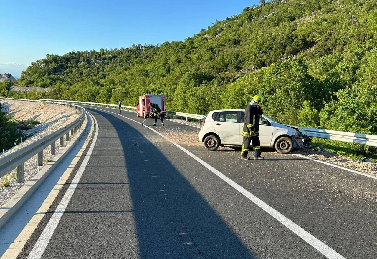 Automobilom udario u zaštitnu ogradu na cesti Stolac-Neum