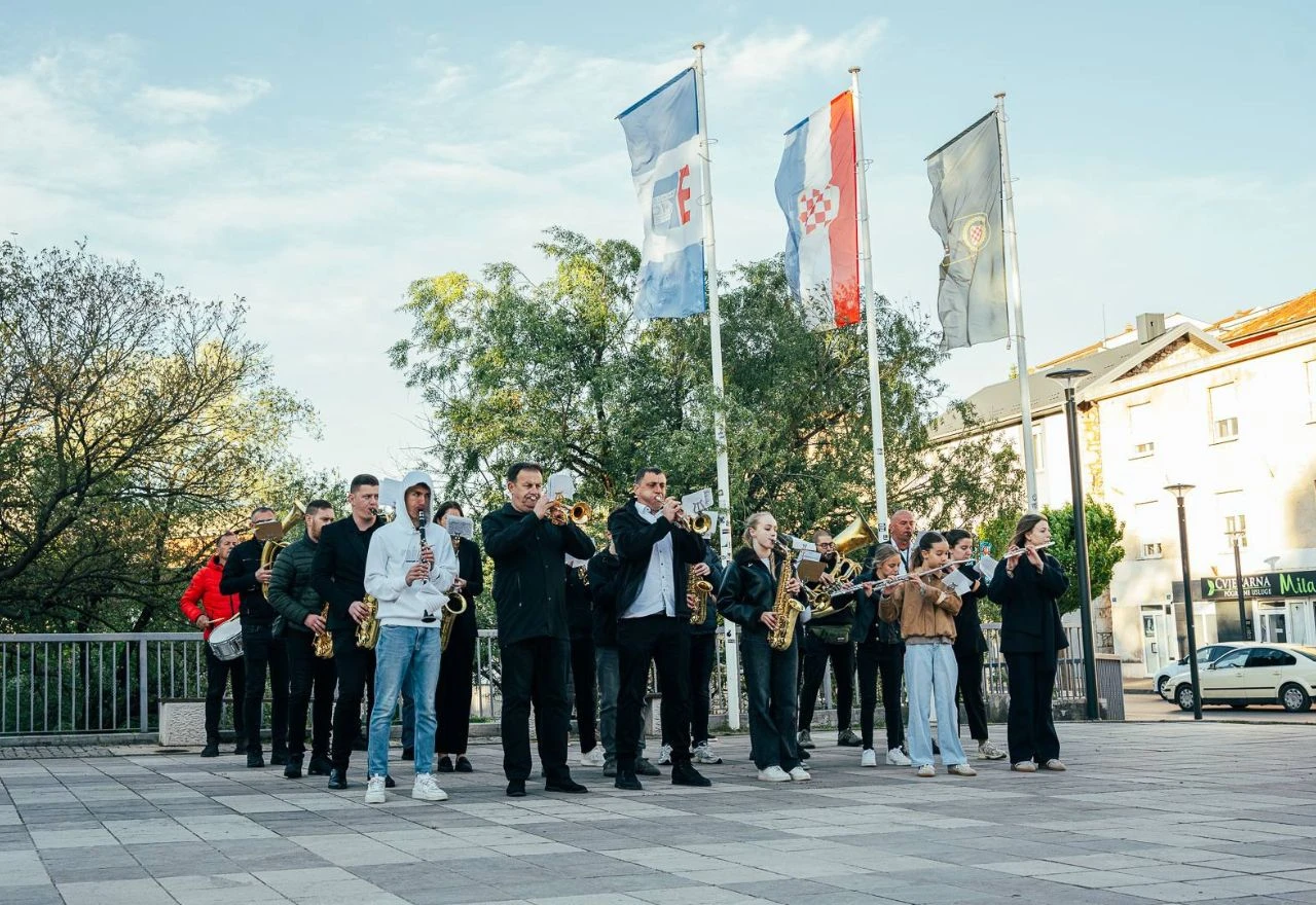 FOTO | Prvosvibanjskom budnicom kroz grad otvorena manifestacija "Briješka zvona"