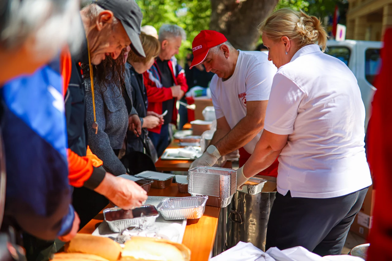 FOTO | Tradicionalni grah s kobasicama ovoga je Prvoga svibnja kušalo 1.000 Mostaraca