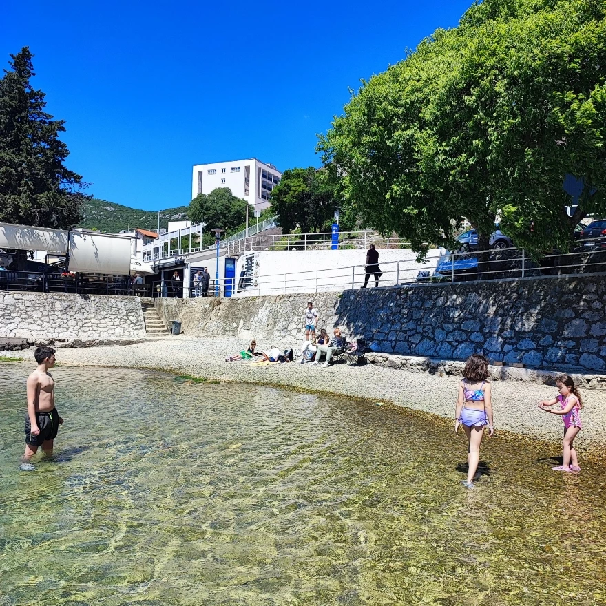 Neum je ovog 1. svibnja ispunjen posjetiteljima koji su odlučili Praznik rada provesti uz more.