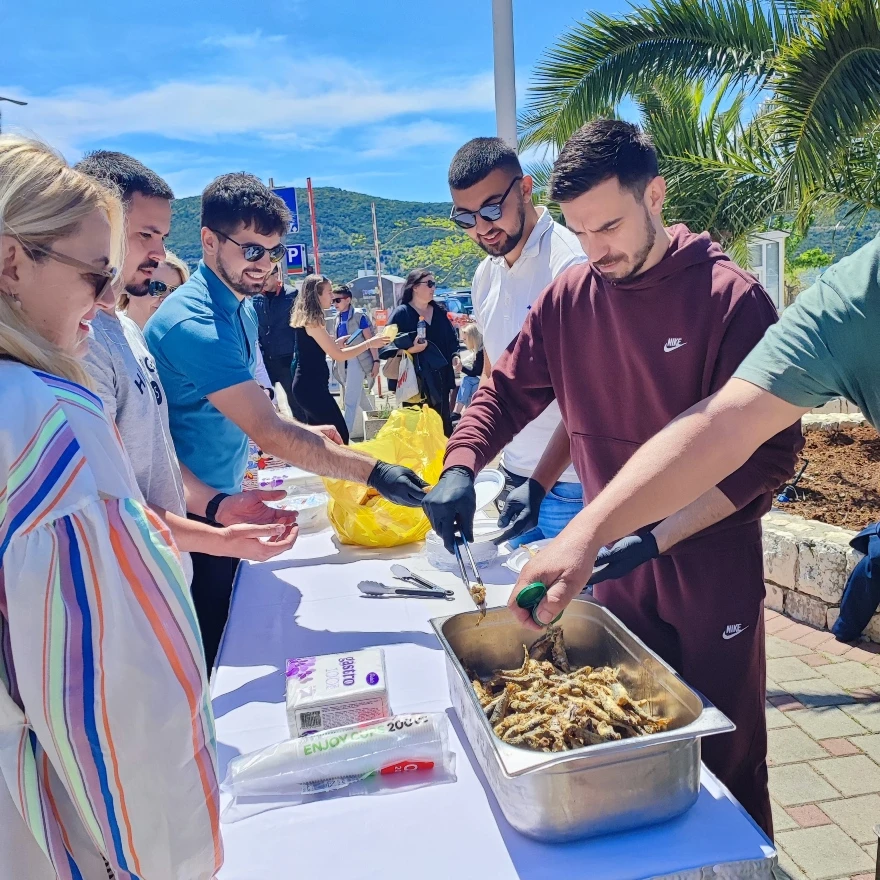 FOTO | Neum krcat za Prvi svibnja: Dijelile se srdele, palo i prvo kupanje