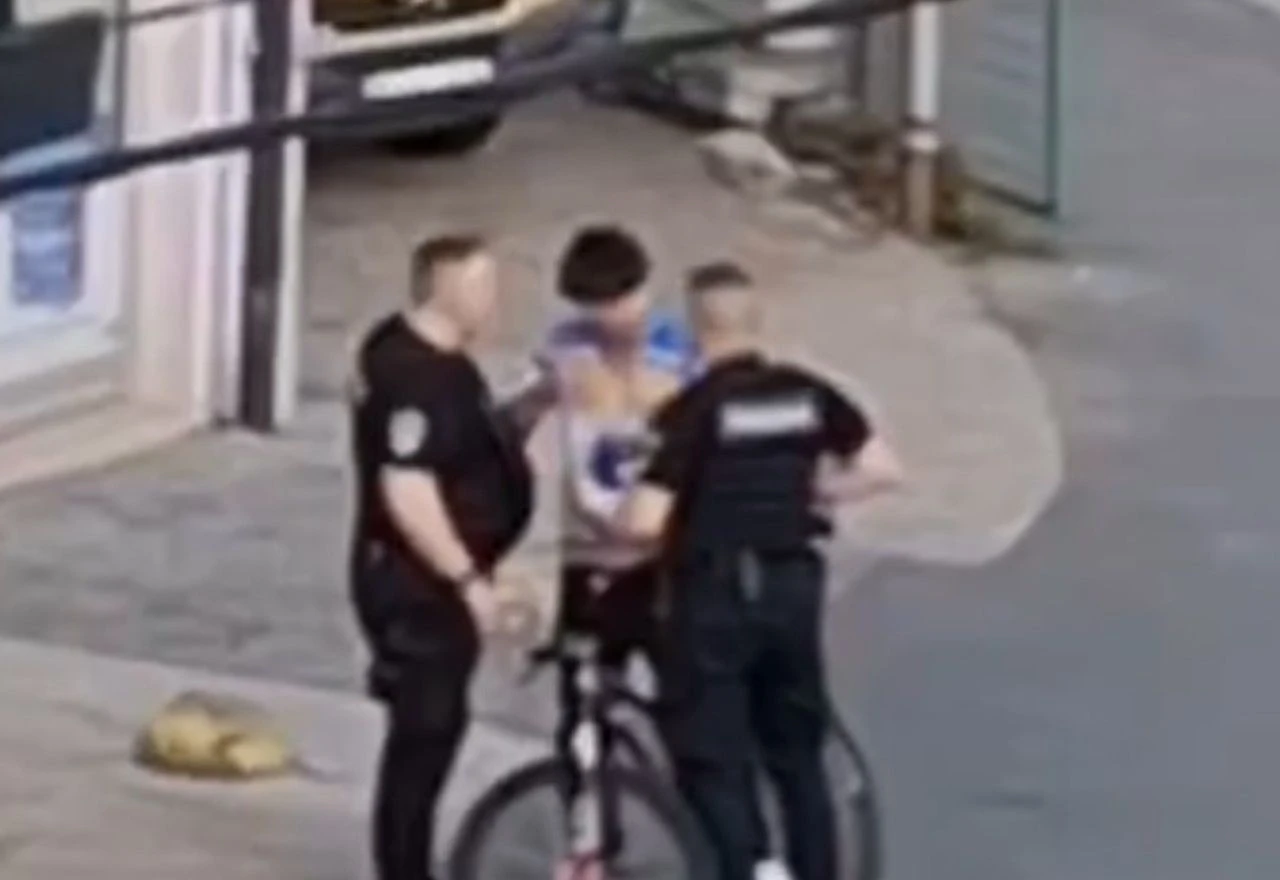 VIDEO | Policajac ošamario maloljetnika u Tuzli