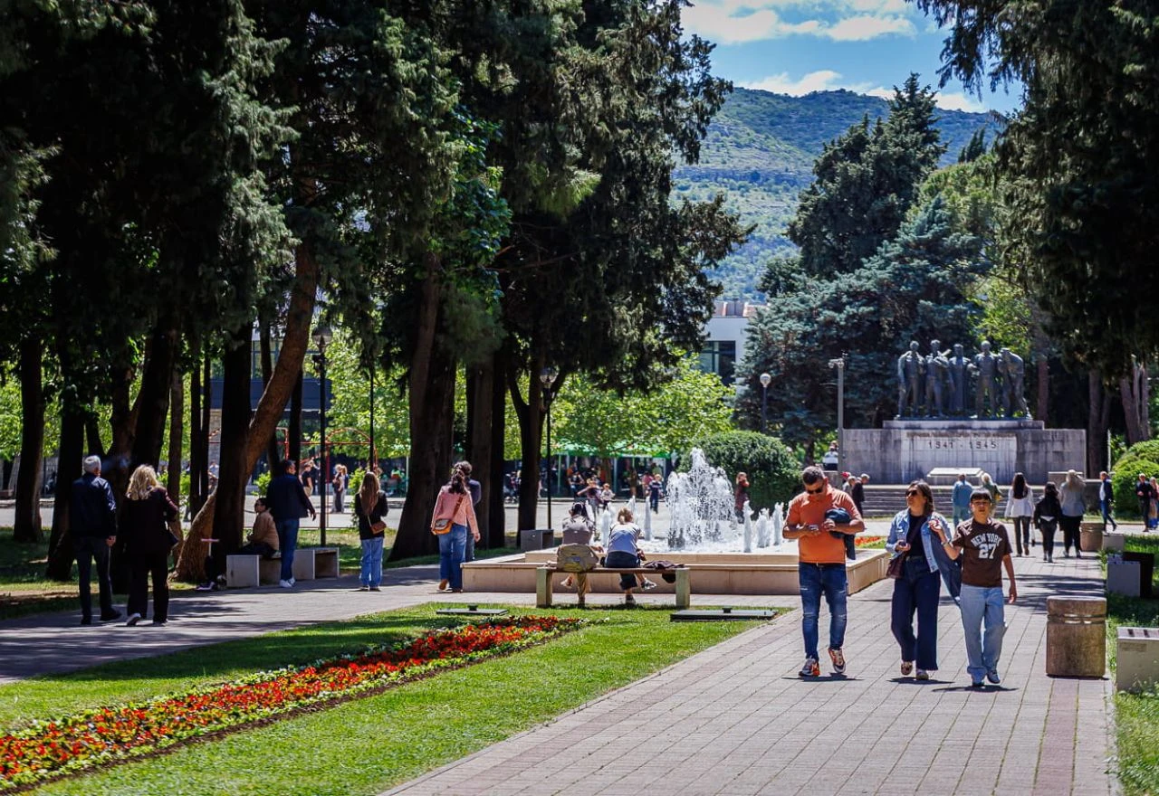 FOTO | Sunčana prvosvibanjska subota izvela ljude na ulice Trebinja