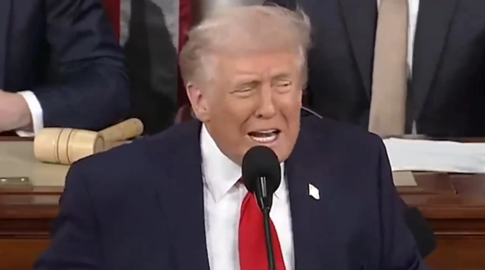 Bijela kuća objavila video: Trump sat vremena ponavlja jednu riječ
