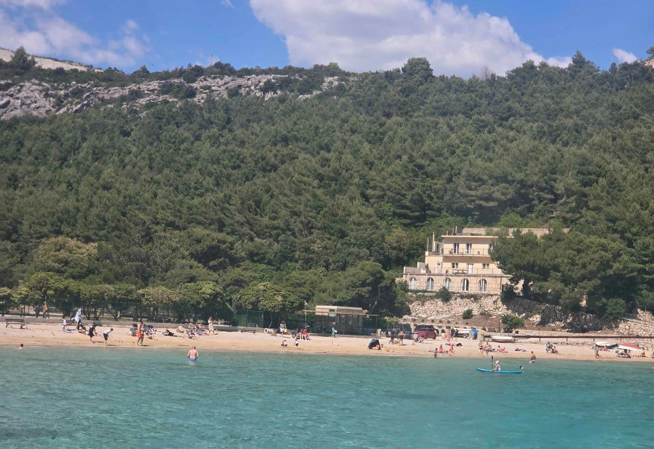 Prvi val turista preplavio Jadran, hoteli gotovo puni