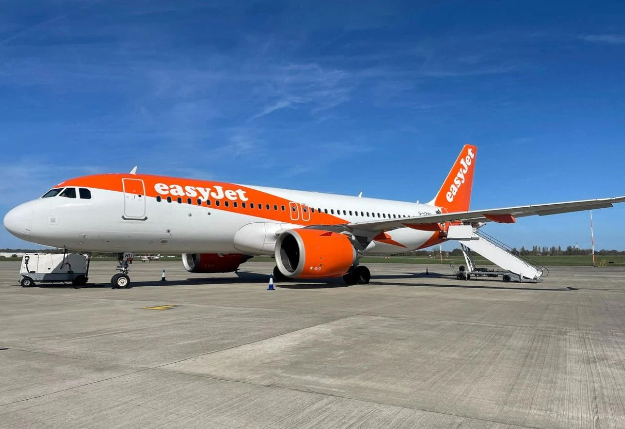 Avion prisilno sletio u Prištini zbog pijane putnice, pljunula muškarcu votku u lice