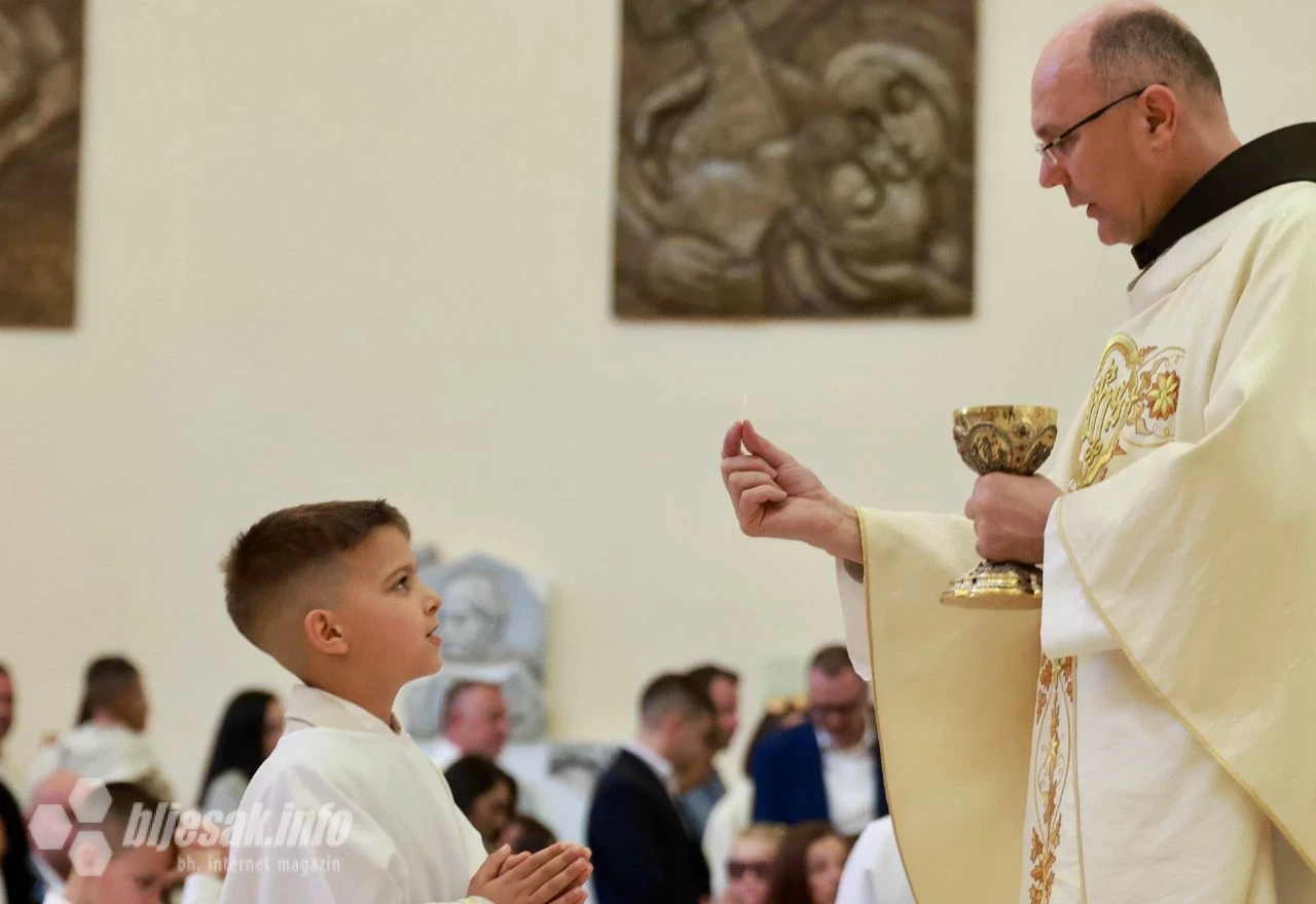 71 prvopričesnik primio prvu pričest u crkvi sv. Petra i Pavla