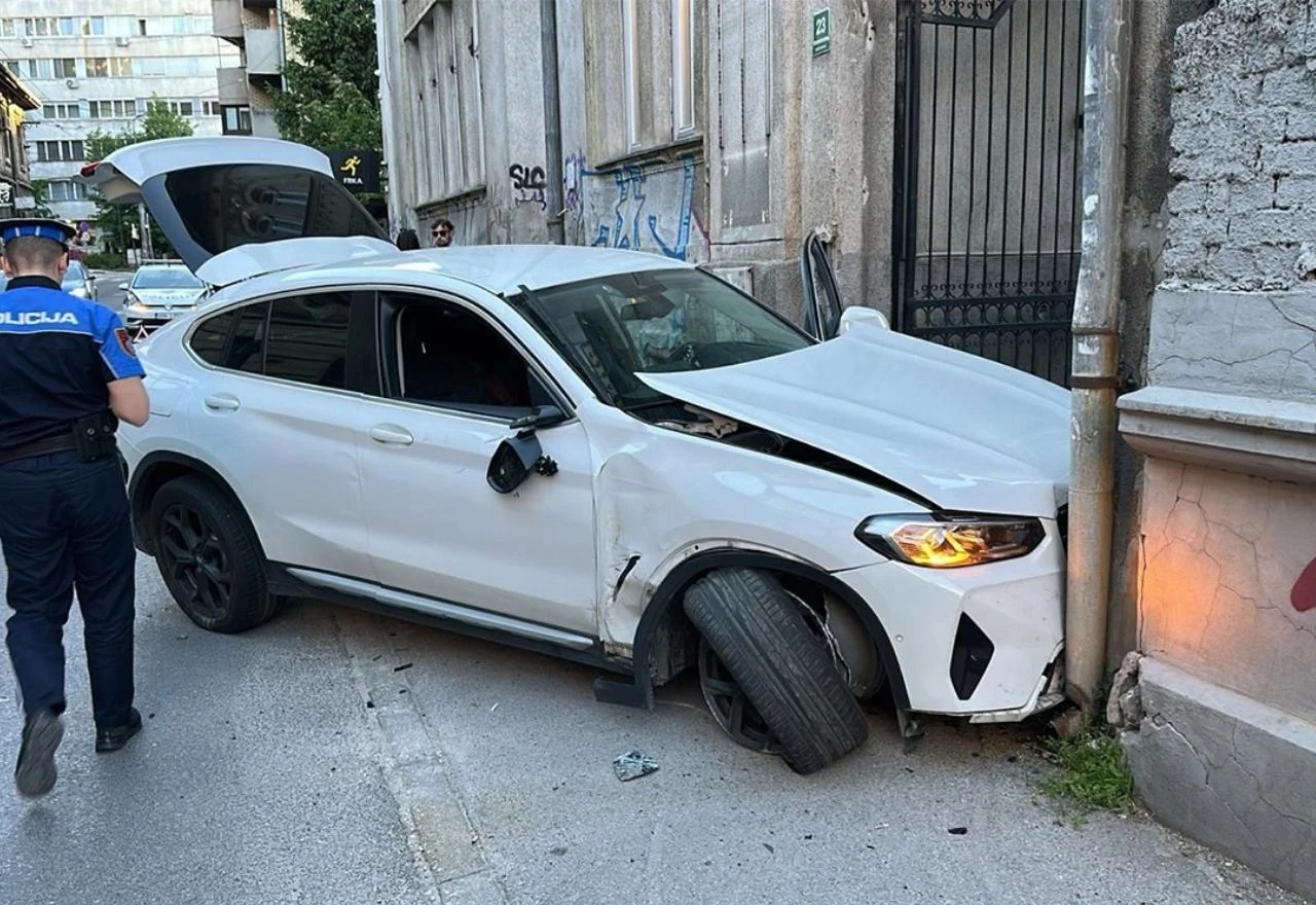 Automobil udario u zgradu u Sarajevu: ''Ja sam mislio da je granata''