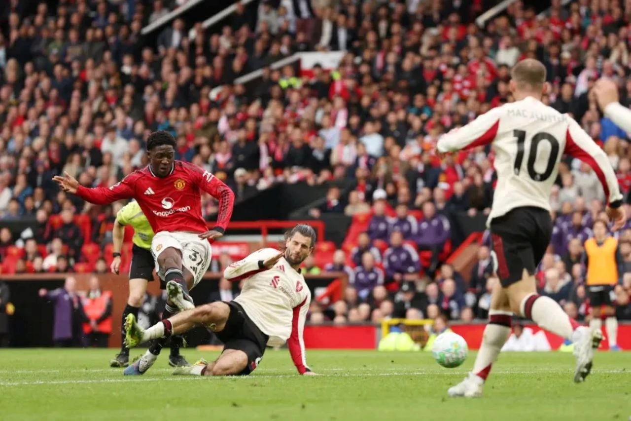 Manchester United slavio u najvećem engleskom derbiju i vratio se u Ligu prvaka