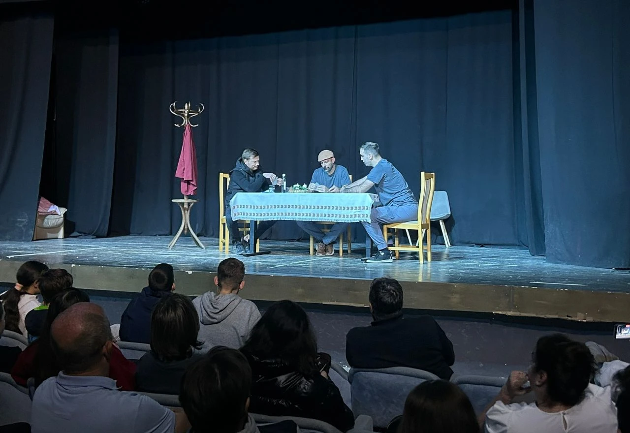 Bogat kazališni vikend u Vitezu: Glumci iz Sinja i Kaštel Kambelovca oduševili publiku