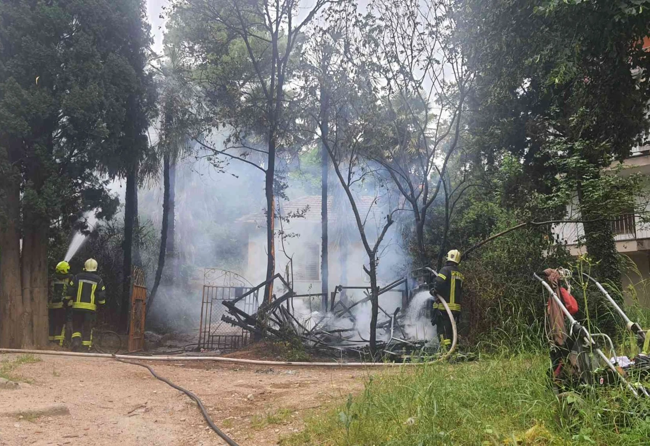 Mostar: Gorjela garaža, požar se proširio na okolna dvorišta