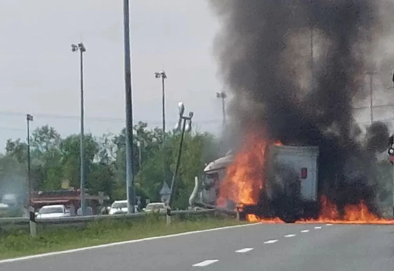 Plamen progutao kamion kod Slavonskog Broda, vozač smrtno stradao