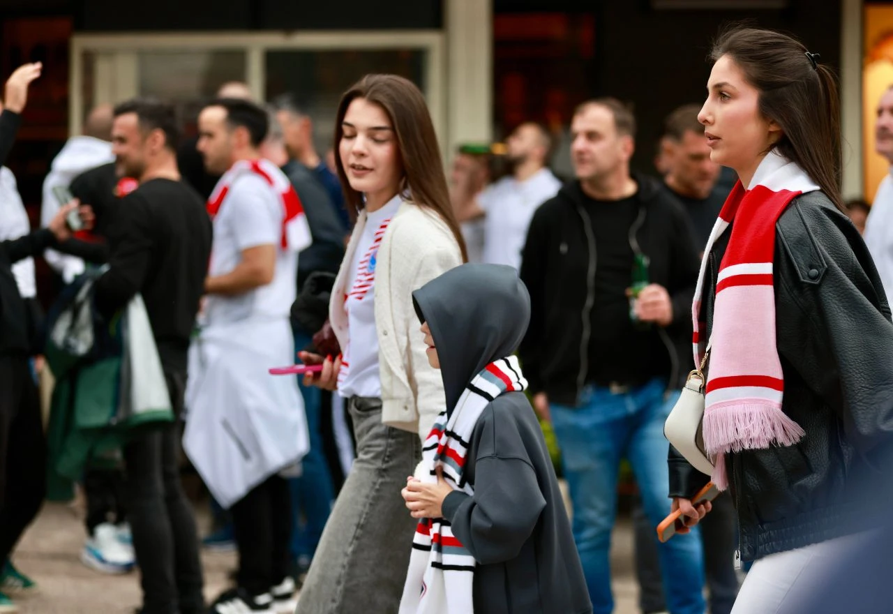 FOTO | Bijeli Brijeg se zagrijava pred derbi: Navijači hrle na stadion