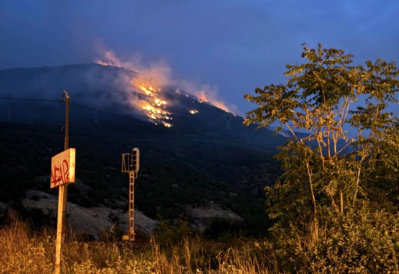 FOTO/VIDEO | Požar u Raštanima ponovno aktivan, vatrogasci na terenu
