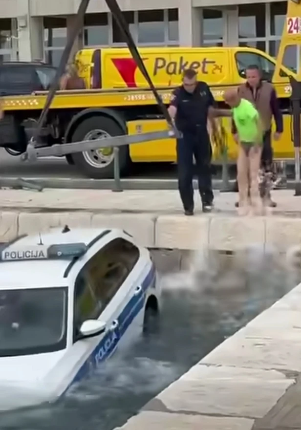 VIDEO | Policajac otišao na bankomat, a službeno auto u more