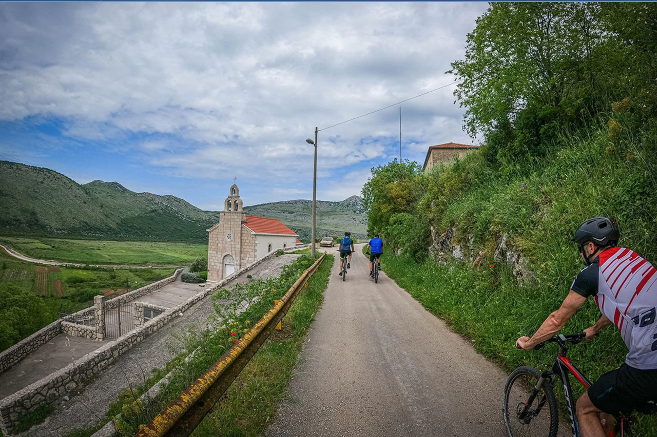 Ćiro biciklijada od Hutova do Ravnog u spomen na Nikšu Vuletića