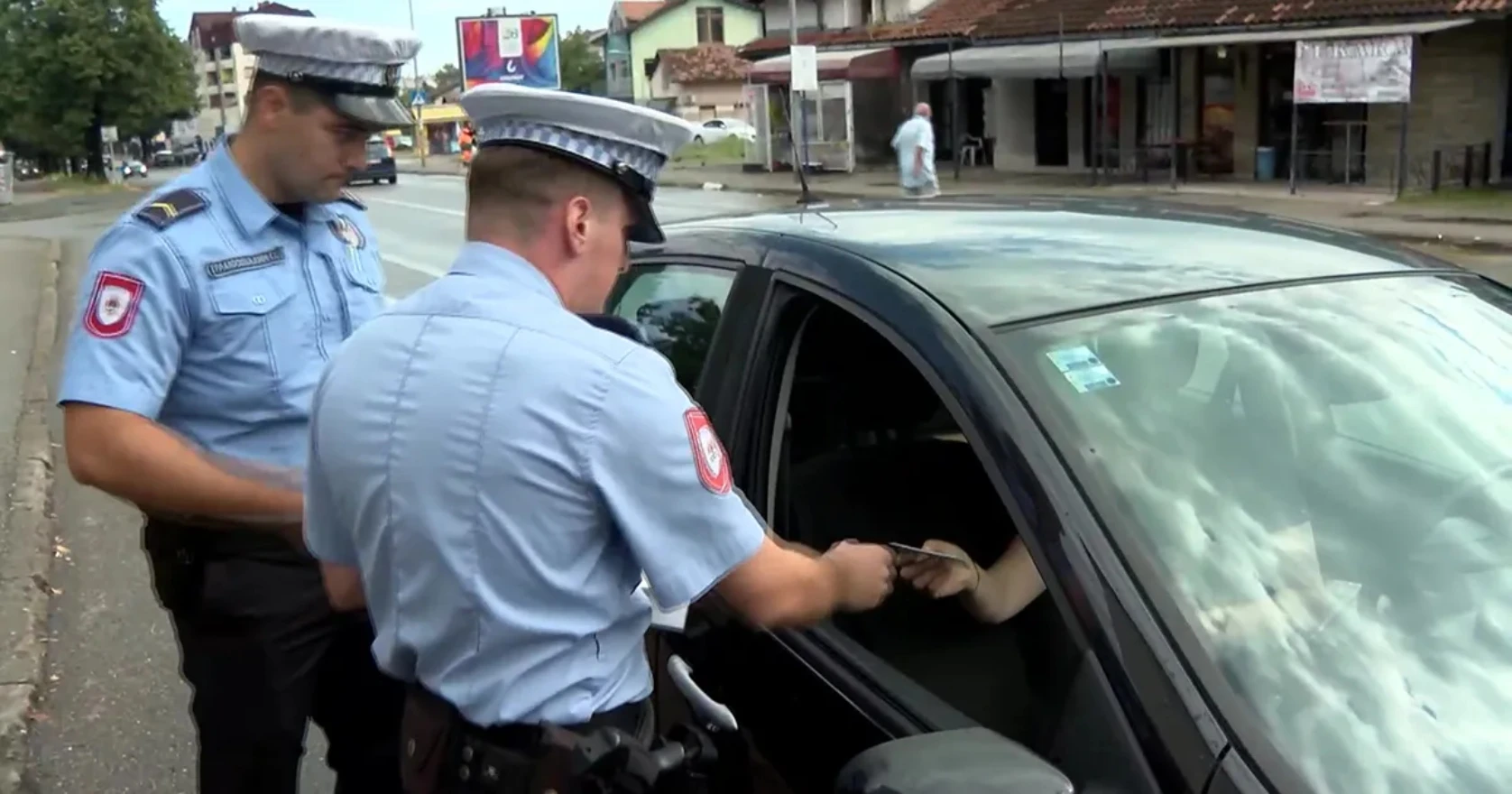 Izletio iz zgrade i izudarao policajca koji je kontrolirao vozilo