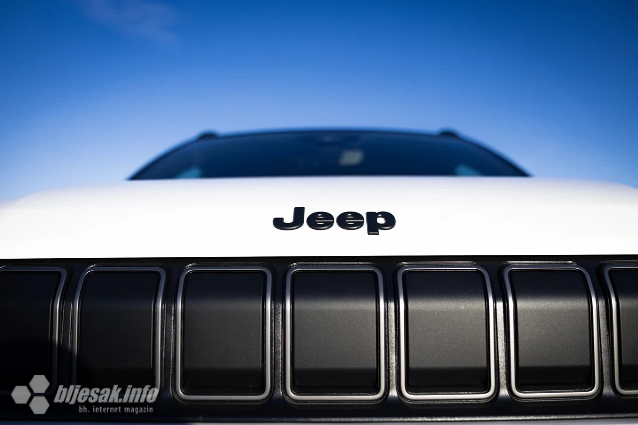 Bljesak je vozio Jeep Avenger 1.2 E-DCT6 MHEV 145 4xe Upland