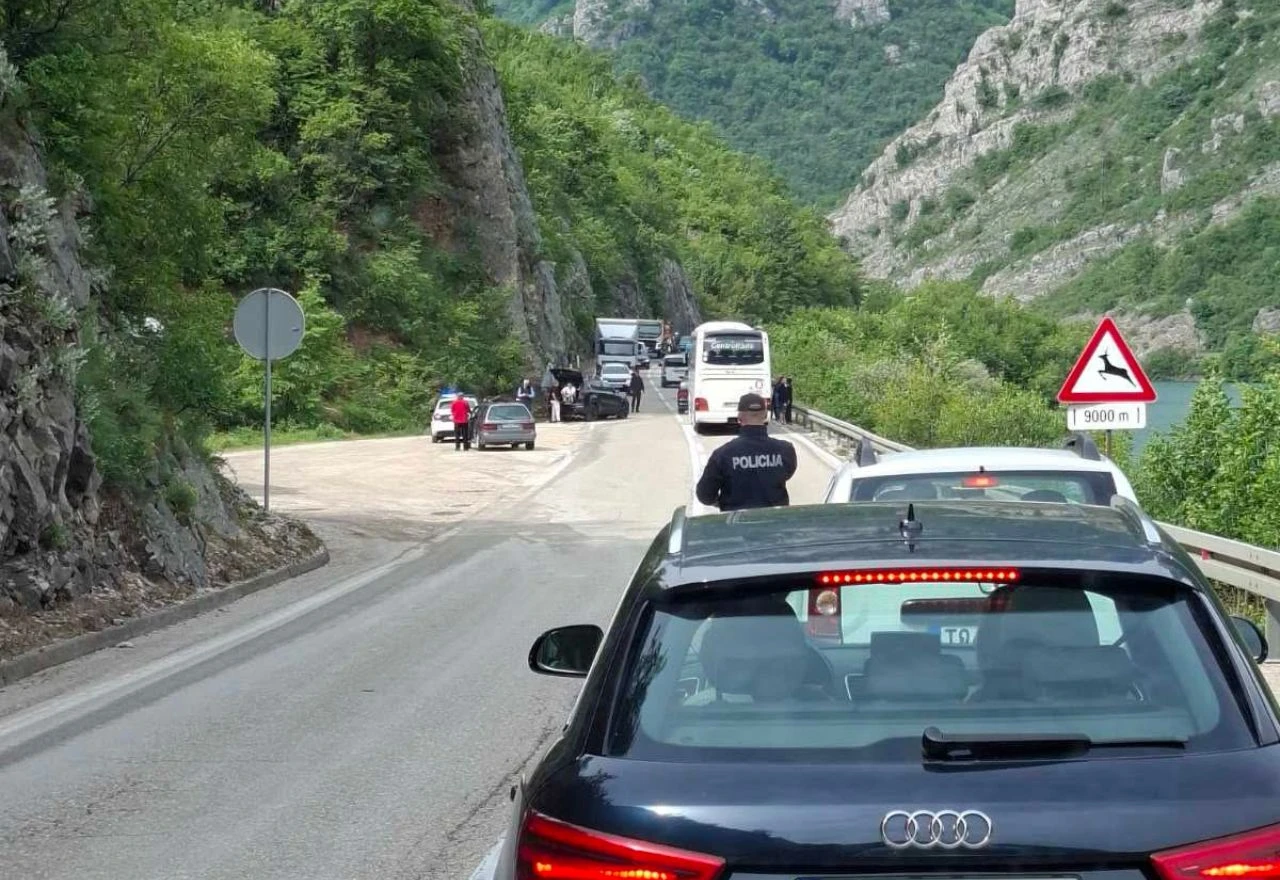 Jedna osoba ozlijeđena u sudaru autobusa i dva automobila kod Jablanice
