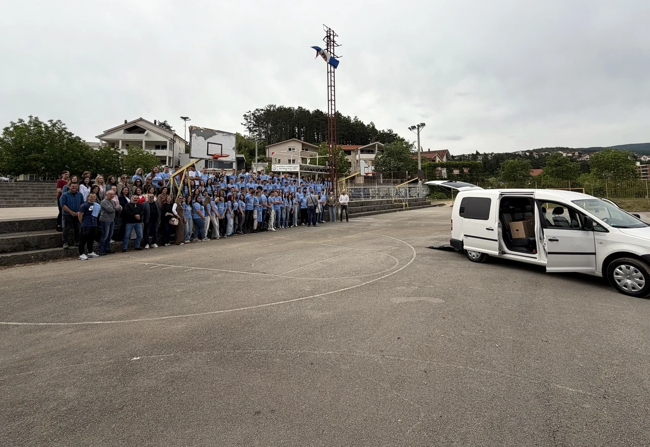 Maturanti širokobriješke škole kupili automobil obitelji u potrebi