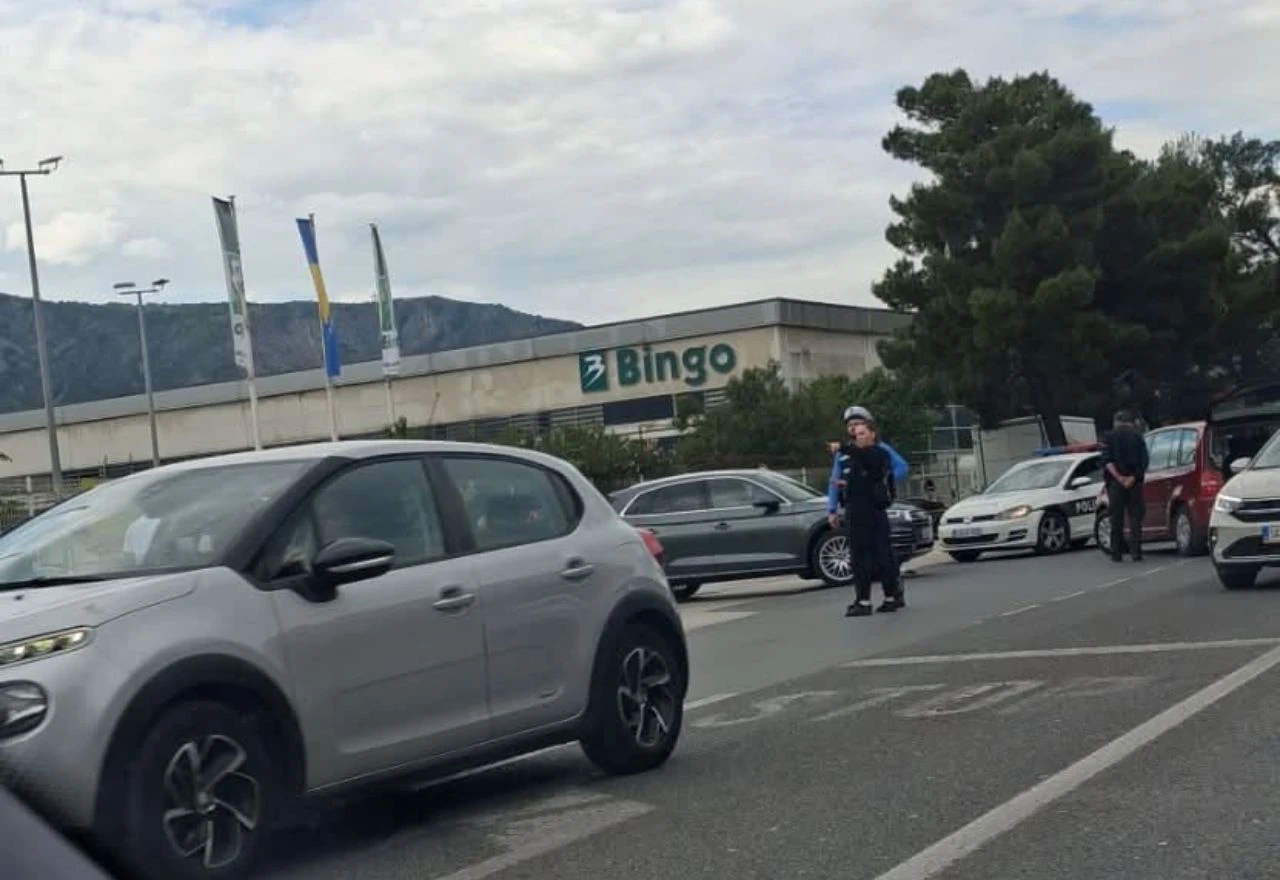 Sudar dva automobila i motocikla na Bišću Polju