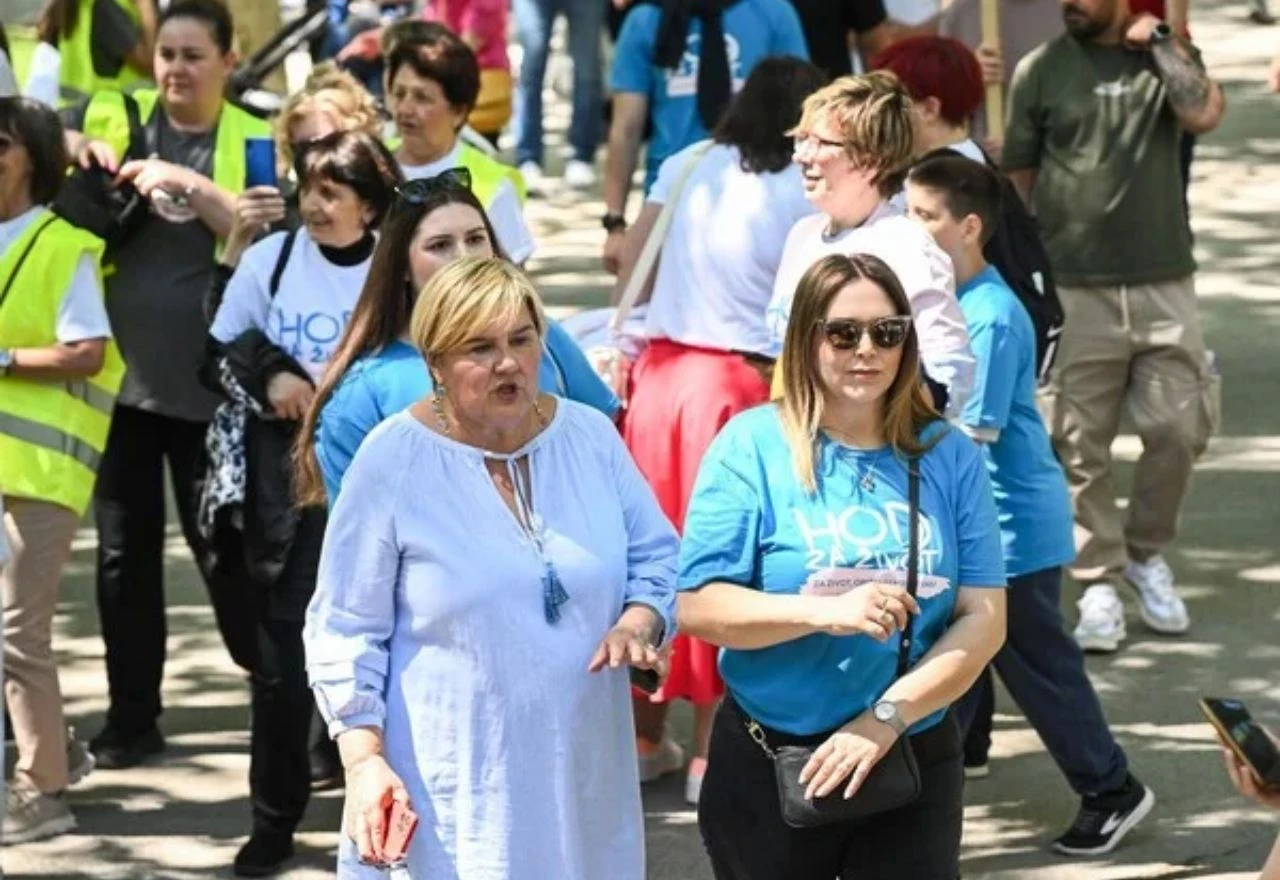 Supruga Marka Perkovića Thompsona na Hodu za život s torbicom od 2450 eura