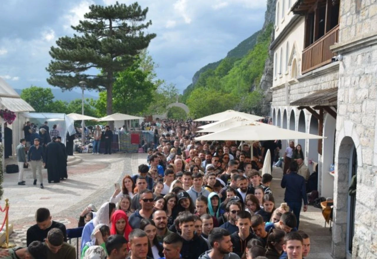 VIDEO | Tisuće vjernika u Ostrogu na proslavi Svetog Vasilija Ostroškog