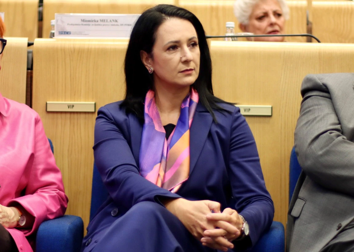 Obuća se obrušila na diplomaciju: Dolazi visoki predstavnik iz moćne rimokatoličke organizacije