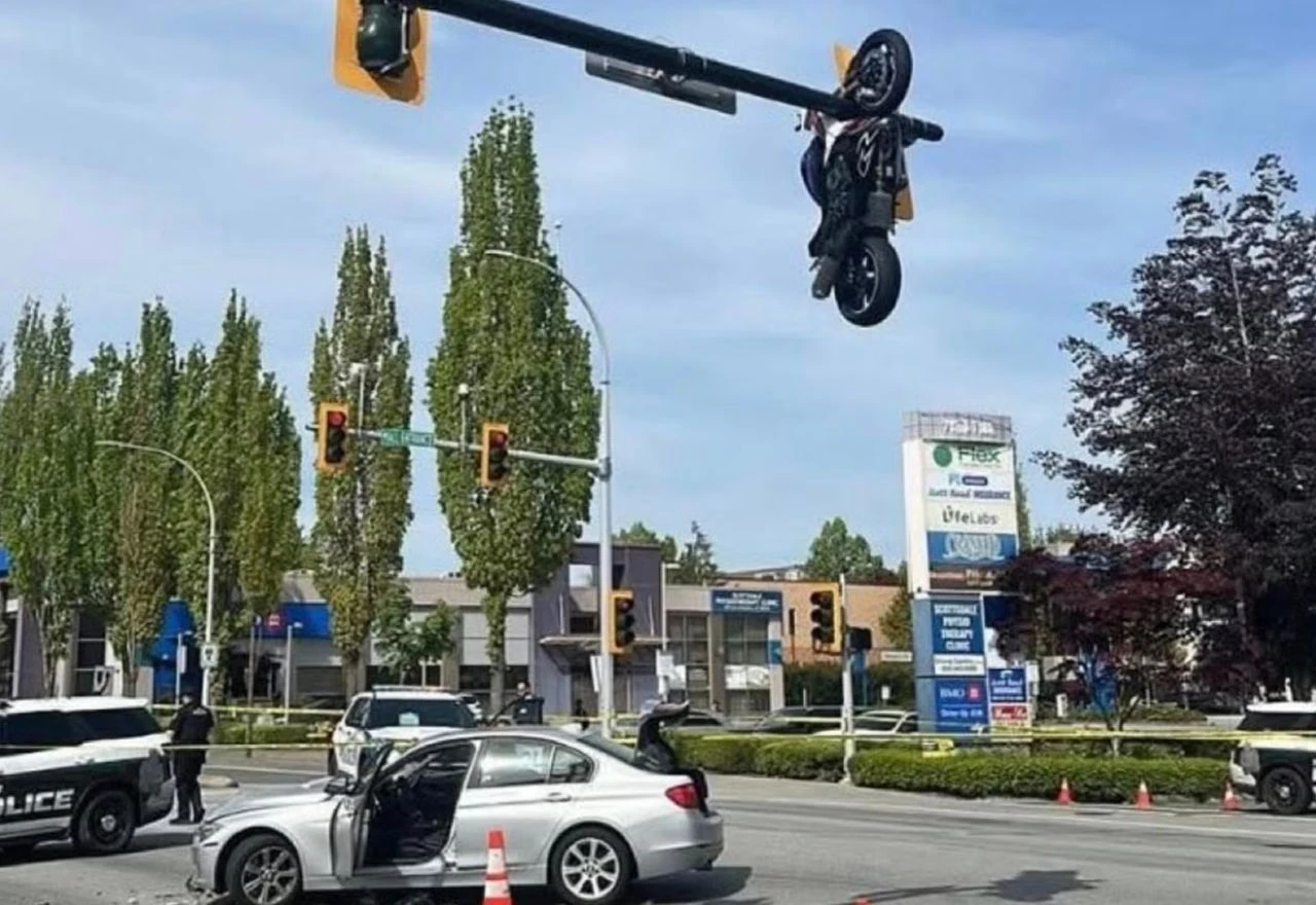 VIDEO | Motocikl nakon sudara završio na semaforu
