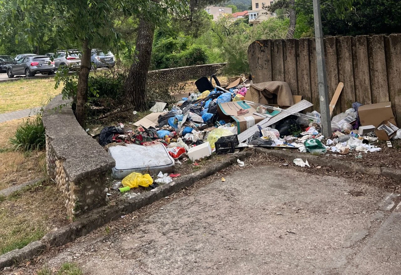 Smeće uz parkiralište i stambene zgrade u Mostaru: ''Problem traje mjesecima''