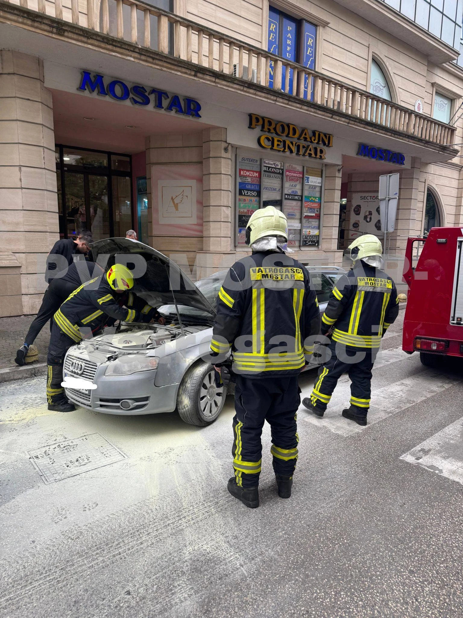 Gorio automobil ispred Starog tržnog: Hrabri sugrađanin prvi priskočio u pomoć
