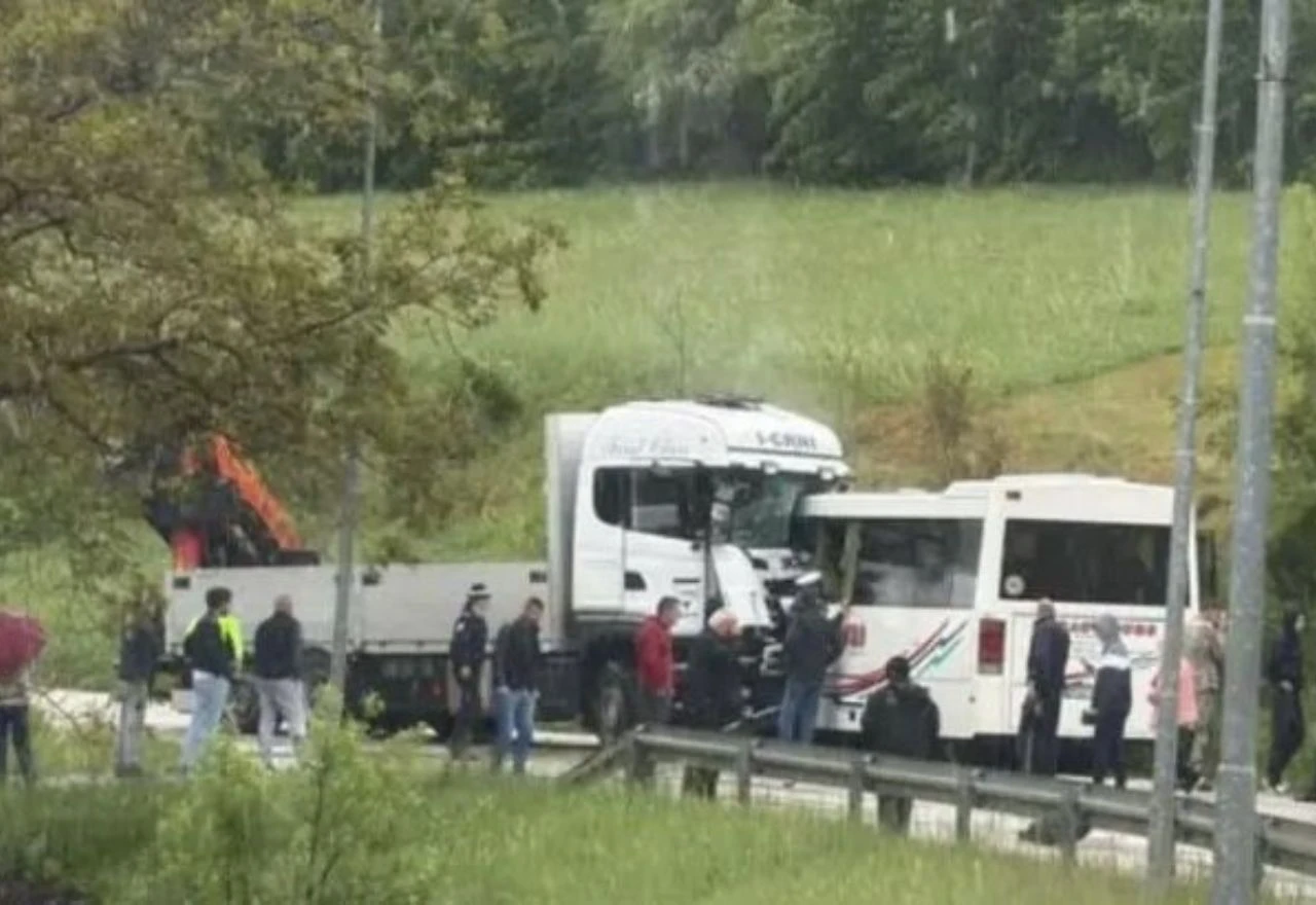 Jedna osoba smrtno stradala u sudaru autobusa i kamiona u Mrkonjić Gradu