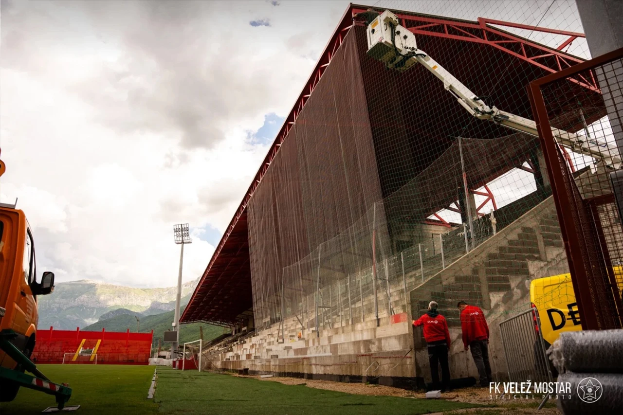 FOTO:  Stadion u Vrapčićima spreman, podignut kavez za Ultrase