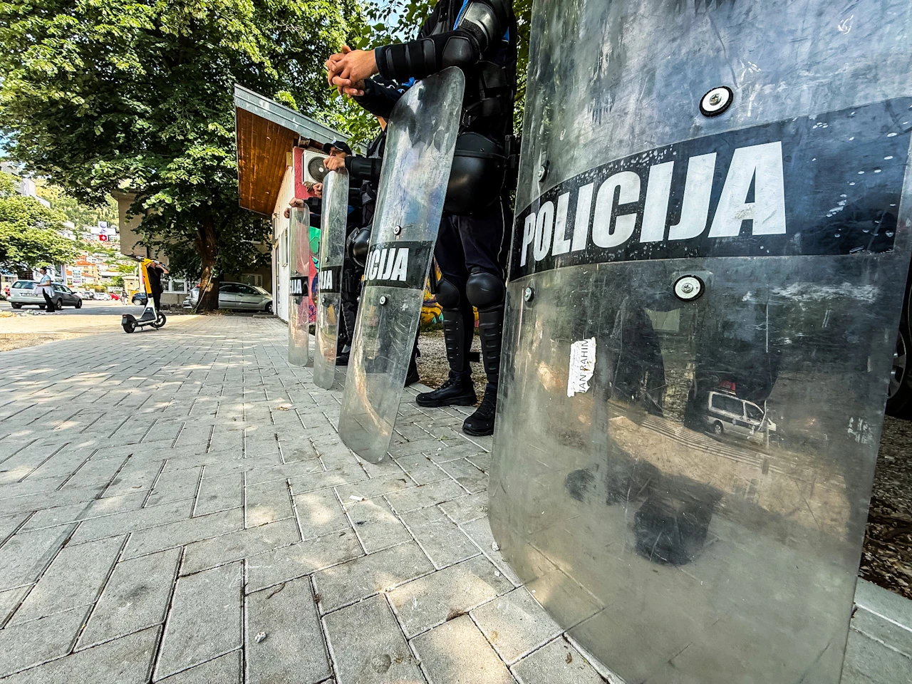 FOTO | Pojačane policijske snage na mostarskim ulicama