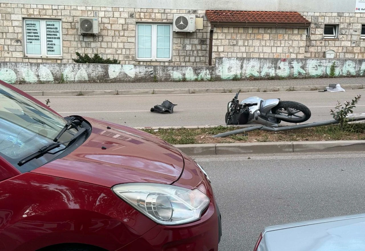 Sudar automobila i motocikla u Mostaru
